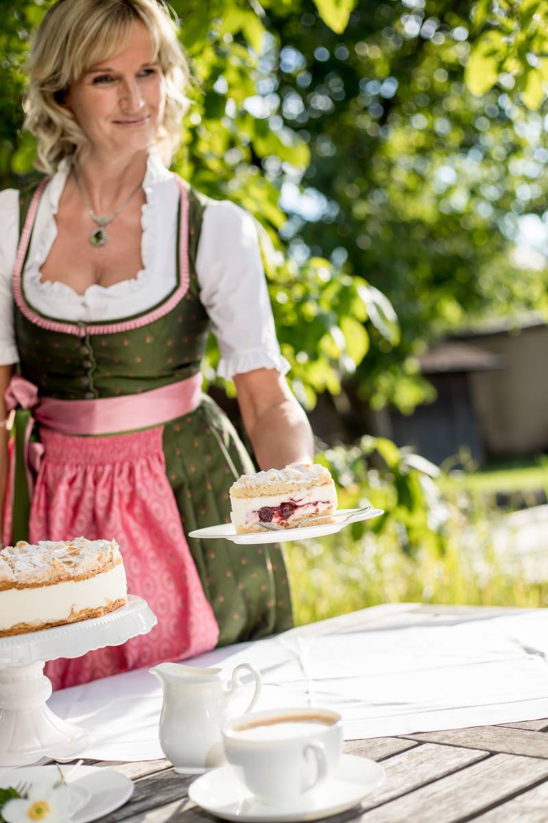Sabine Eberl serviert Kuchen